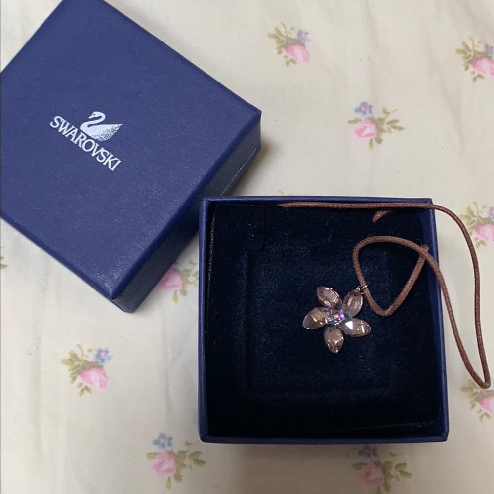 NWOT Swarovski Flower Necklace